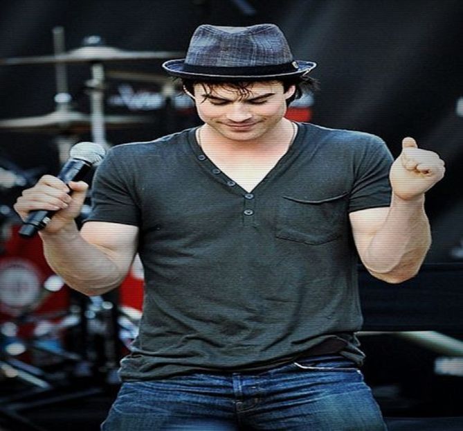 ▬ Face concurs cu una din fete care da mai bine din buric, doar ca lui ii se misca altceva mai mult - Epii 28 _ Cant feel my face