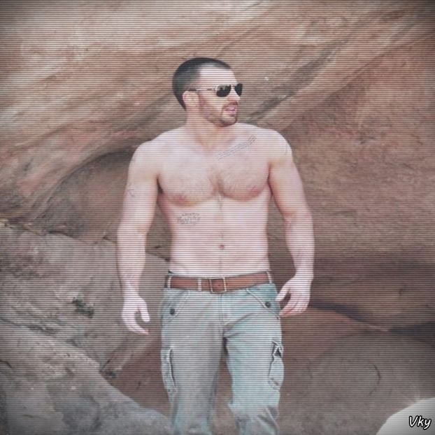 ▬ Pica jos murind de ras cand il vede pe Tyler si aia.=))))))) - Epii 29 _ Put your hands in the air