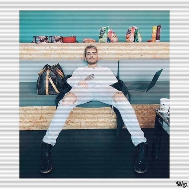 ▬ Nu mai zice nimic, isi duce mainile sub cap si se uita la nimic.=))))) - SO3xE03 And I find it kinda funny