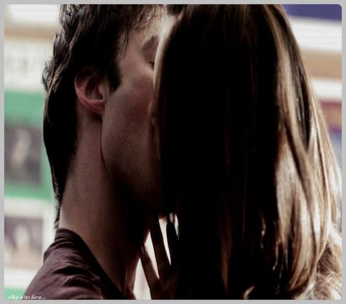 ▬ O trage la el in brate si o saruta, asa ca nu aude ce zice fratele lui Rolando.=))))))) - Epii 29 _ Put your hands in the air