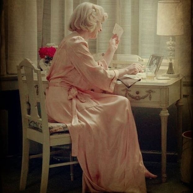 ▬ Intre timp se sterge si isi ia lenjerie pe ea si halatul ei preferat din matase, sta ca in pozap - SO3xE03 And I find it kinda funny