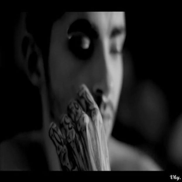 ▬ Se uita la valurile marii ce devin din ce in ce mai agitate. - SO3xE03 And I find it kinda funny