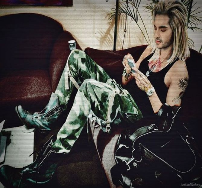 ▬ Scoate telefonul din buzunar ca il anunta si se uita, ca sa nu se complice momentan nu face si el - SO3xE03 And I find it kinda funny