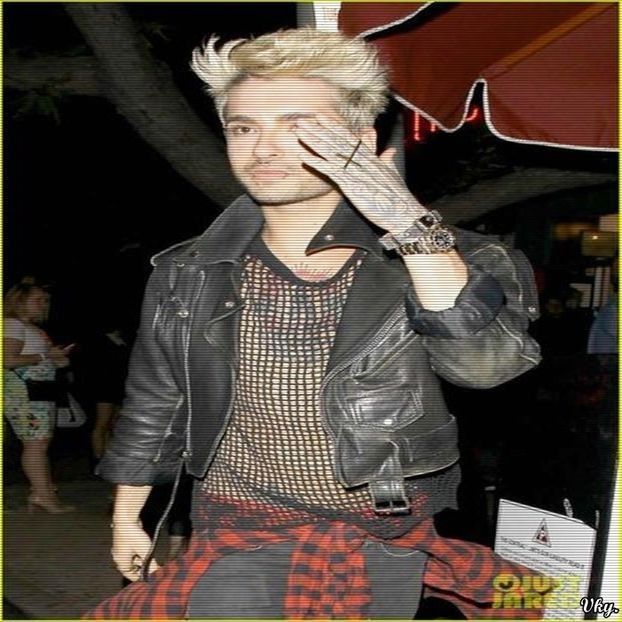 ▬ Nu vede si automat nu ii raspunde cand telefonul e pe sezlong si el se distreaza in valurile alea - SO3xE03 And I find it kinda funny