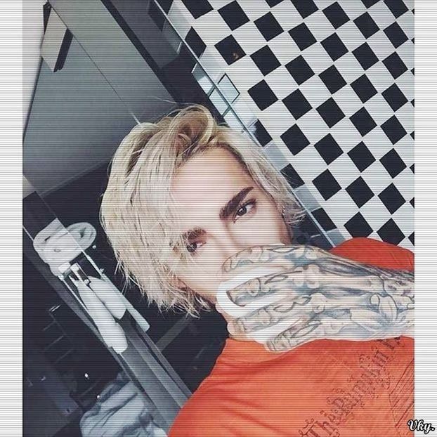 ▬ A vazut si el cateva filme, asa ca a luat apa in gura pe care o scuipa treptat acum cand face ea - SO3xE03 And I find it kinda funny