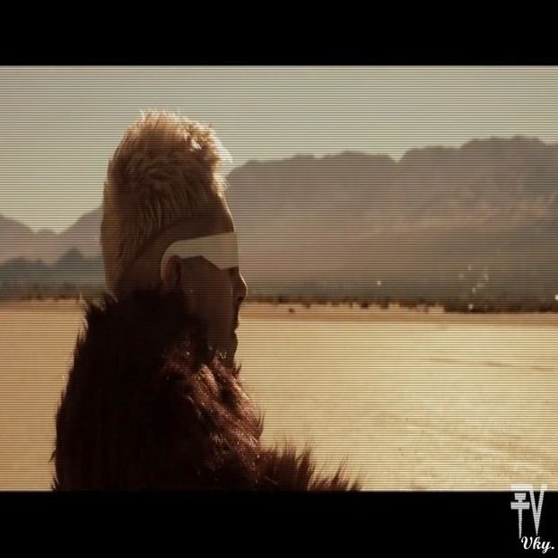 ▬ O lasa cateva secunde bune sa incerce, apoi o trage brusc peste el si o saruta calumea. =))))))) - SO3xE03 And I find it kinda funny