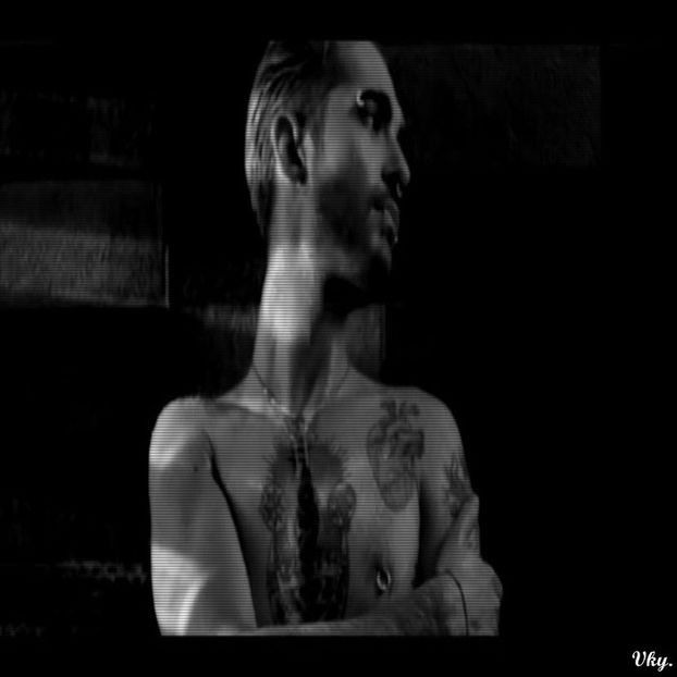 ▬ Se suceste si vine el peste ea, mustaceste si o saruta apasat.=)))))) - SO3xE03 And I find it kinda funny