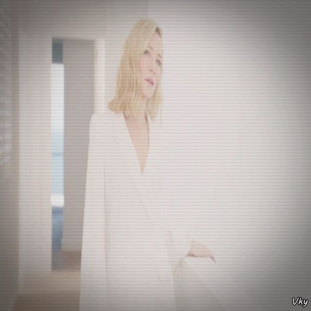 ▬ ❝Sarah! SARAH!?❞ Se duce langa ea si pune mana dupa gatul ei si o tine de talie ca sa poata sta - SO3xE03 And I find it kinda funny