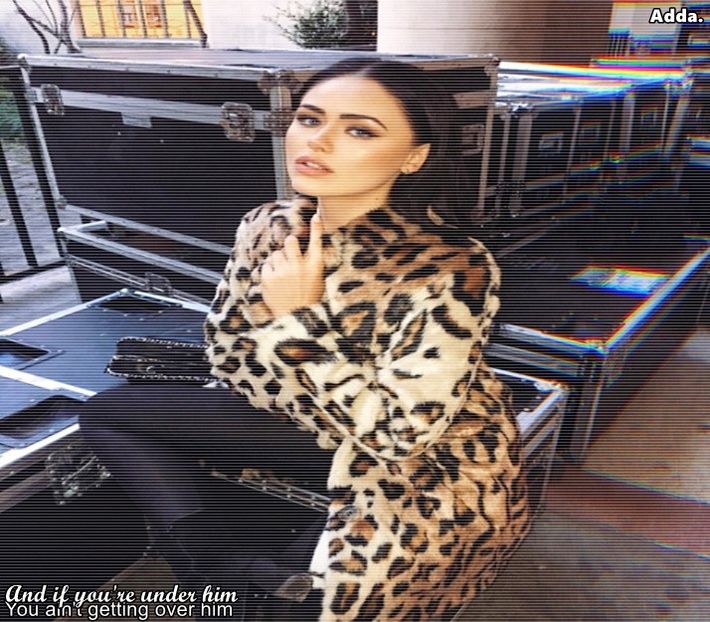 》*ia de la bar 10 shoturi de tequila. Linge niște sare de pe dosul palmei, apoi le dă pe - SO3xE03 And I find it kinda funny