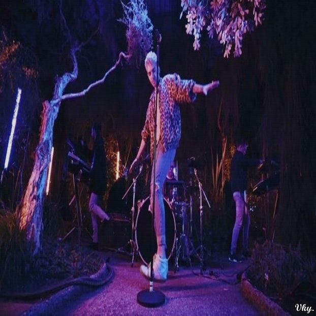 ▬ ❝Oh ,da! Scuze!❞ Se ridica, apoi o prinde de mana si o ridica si pe ea.=))))) - SO3xE03 And I find it kinda funny