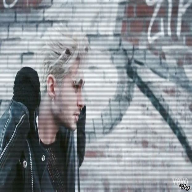 ▬ ❝Sunt chiar in spatele tau.❞ Zambeste si merge dupa ea.=))) - SO3xE03 And I find it kinda funny