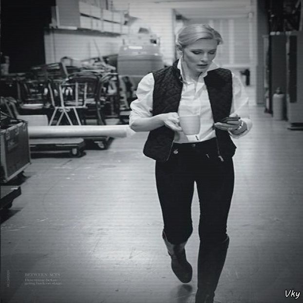 ▬ Se intoarce in camera si inchide usa dupa ea.=)))) - SO3xE03 And I find it kinda funny