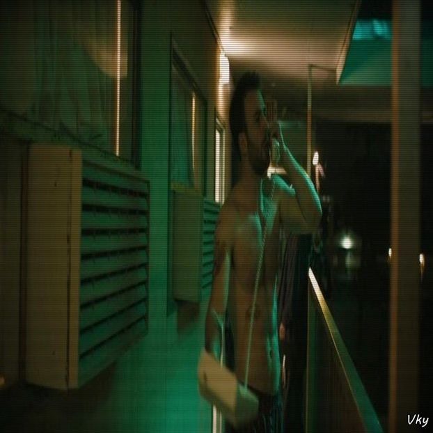 ▬ ❝Poate sar amandoua, mai sti.❞ Se abtine sa nu rada si inoata pe acolo.=))))) - SO3xE03 And I find it kinda funny