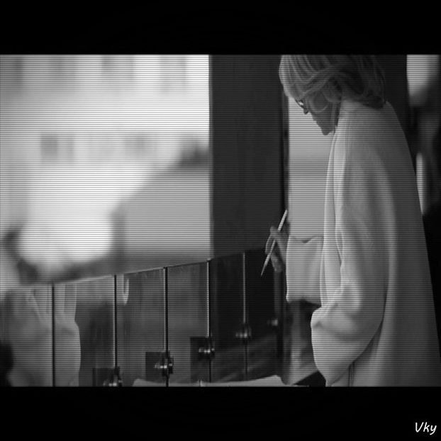 ▬ ❝Am crezut ca e...❞ Gesticuleaza si lasa telefonul pe noptiera si se baga in pat langa ea, apoi - SO3xE03 And I find it kinda funny