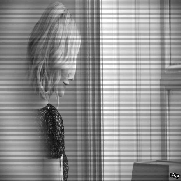 ▬ Se trezeste devreme si se uita la Amick cum doarme, decide sa se ridice usor si isi ia telefonul, - SO3xE03 And I find it kinda funny