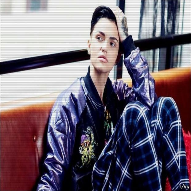 ▬ Se uita la ea si rade. ❝Neata!❞ - SO3xE04 And I find it kinda sad