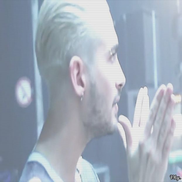 ▬ ❝Am iesit sa prind primul soarele, dar la cati sunt pe plaja.❞ Rade si - SO3xE04 And I find it kinda sad