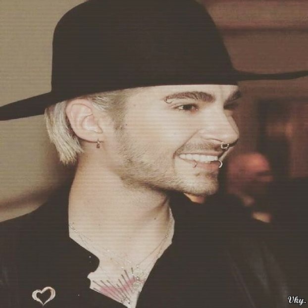 ▬ ❝Ti-ai dat seama ca nu esti de-a lor? Asta e ciudat.❞ Se uita spre plaja si rade - SO3xE04 And I find it kinda sad