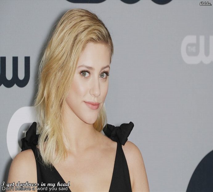 - *se uită lung la el* Lasă telefonul. *dă din gene*=))))))))))). Da, serios. - SO3xE04 And I find it kinda sad