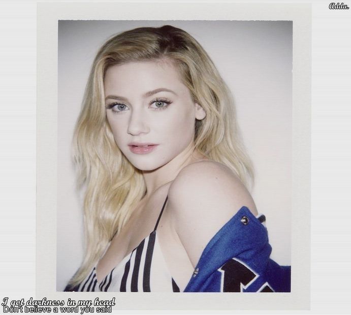 - *când îi dă halatul jos îl lasă să se holbeze la ea, dar din reflex se acoperă un pic - SO3xE04 And I find it kinda sad