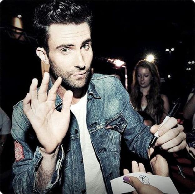 ▬ ❝Sunt corect, nu fac chestii d-astea.❞ O arunca in apa si rade.=))) - SO3xE04 And I find it kinda sad