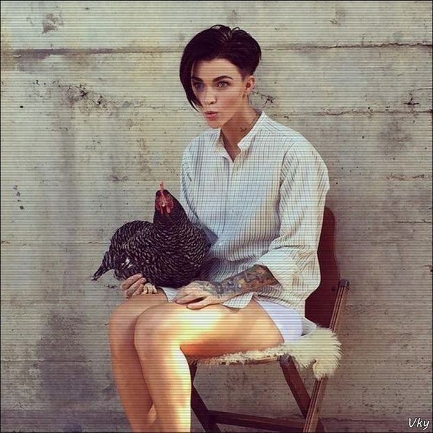 ▬ ❝Am inteles ideea, o sa vorbesc cu ea.❞ Rade si scoate o tigara verde din pachetul de tigari si o - SO3xE04 And I find it kinda sad