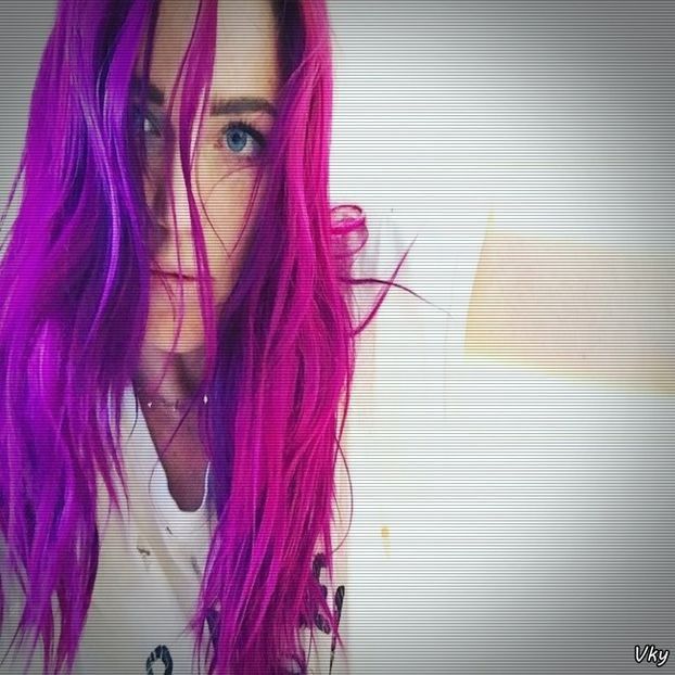 ▬ Se impiedica ala si pica amandoi jos razand cu lacrimi.=)))) - SO3xE04 And I find it kinda sad