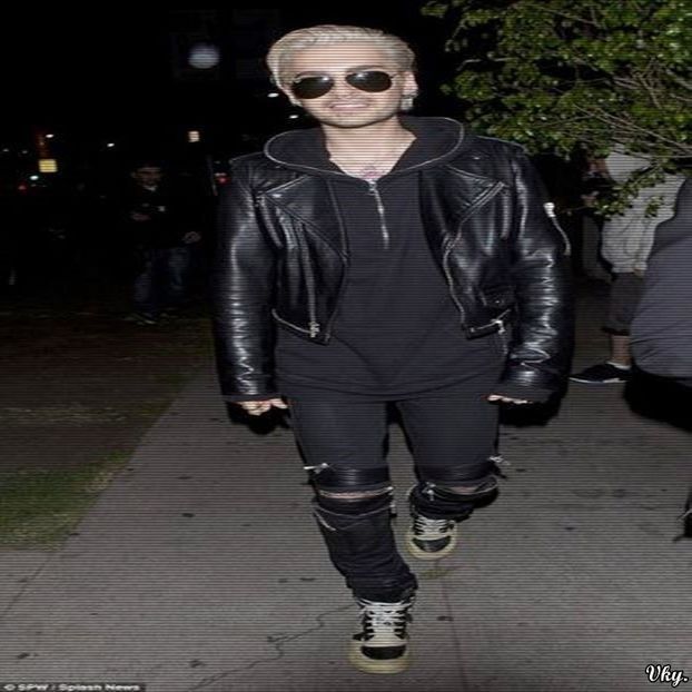 ▬ ❝Am inteles.❞ Se uita la ea stand in picioare fara sa zica nimic altceva.=))) - SO3xE04 And I find it kinda sad