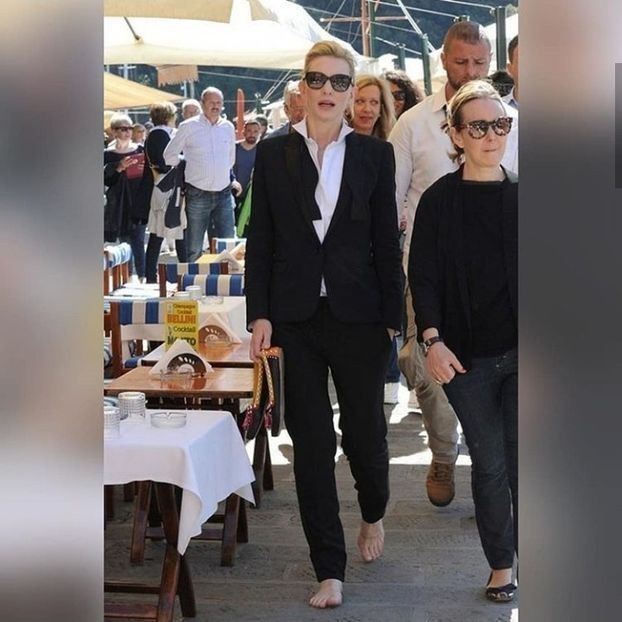 ▬ Intra si inchide usa dupa ea, apoi se aseaza pe marginea patului. ❝Bun!❞ - SO3xE04 And I find it kinda sad