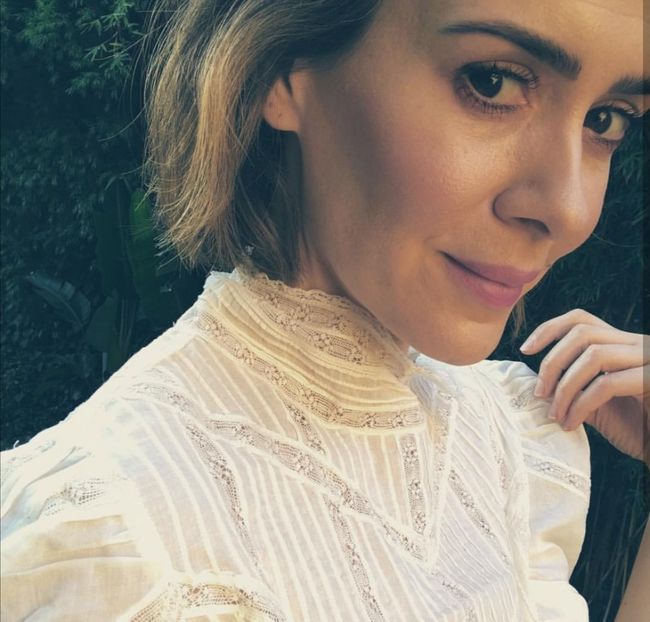 - *își încrucișează ambele mâini în sn și se uită lung la ea*=)))))))) - SO3xE04 And I find it kinda sad