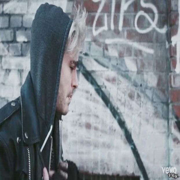 ▬ ❝Nimic, despre nimic.❞ Se uita la mare si nu mai zice nimic.=)))) - SO3xE04 And I find it kinda sad