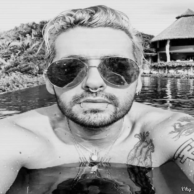 ▬ O impinge la suprafata si se uita la f@##dul ei pe sub apa.=))))))) - SO3xE04 And I find it kinda sad