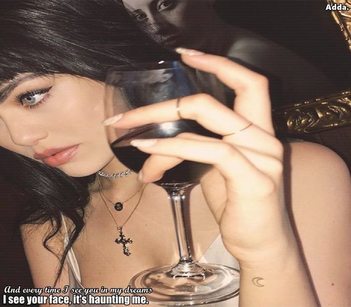 - *nu mai zice nimic, doar i-a zis să tacă. Se ridică de pe canapea și merge în baie, trântind - SO3xE04 And I find it kinda sad