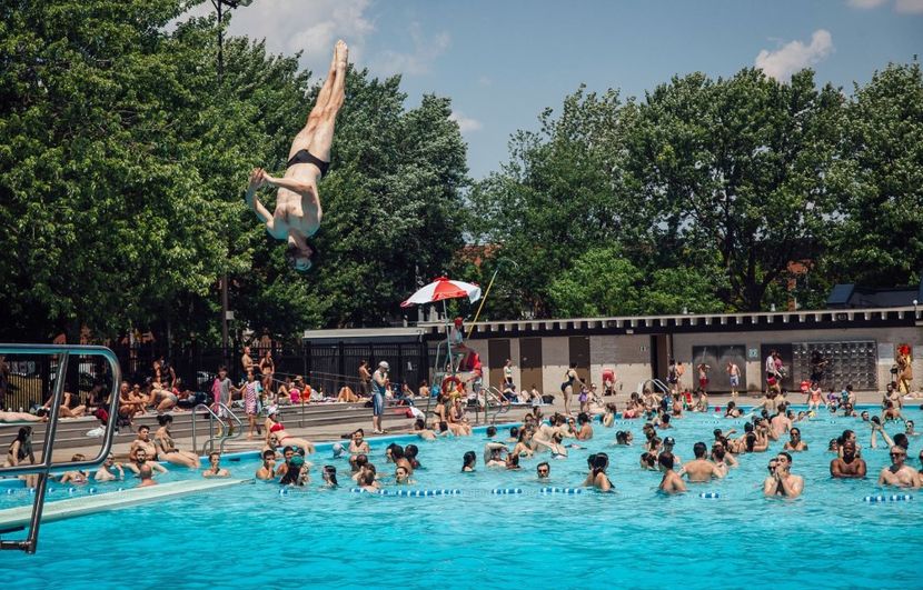 piscina din parc - ION DRAGOS SIRETEANU - adresa din MONTREAL CANADA - 2019 contact