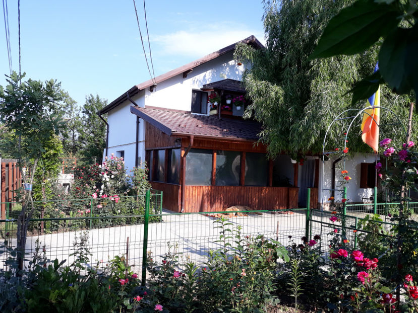  - 1 CASUTA DIN POVESTI SI GRADINA IUNIEI
