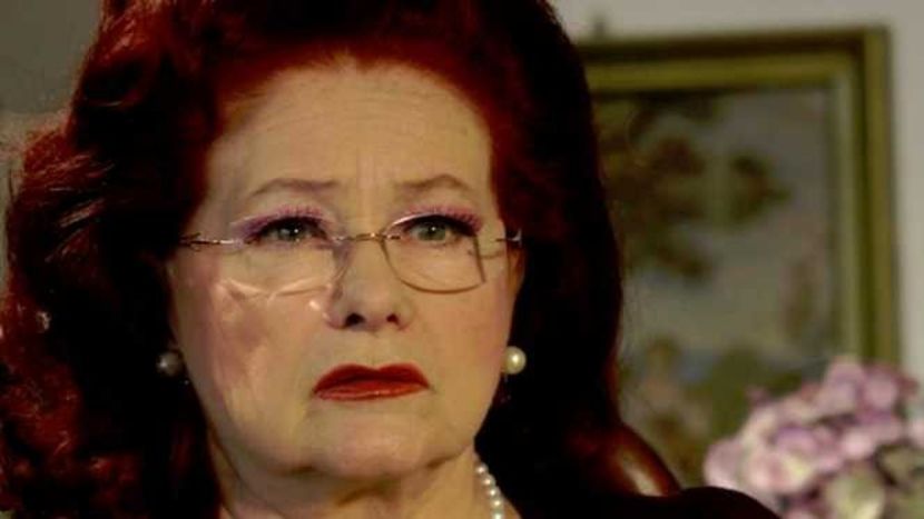 - *Auzind zgomot, vine din bucătărie, dna Stela (săraca, RIP, Im going to h.ell, but paginile trecut - Epii 29 _ Put your hands in the air