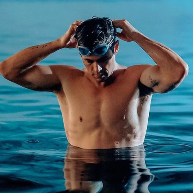 ▬ Ramane in b@##ri si se arunca in piscina. - SO3xE06 And that feels so rough