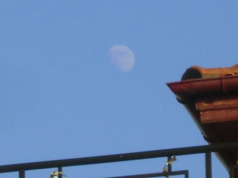 Luna in crestere in Sagetator - Luna - Soarele si norii - 2
