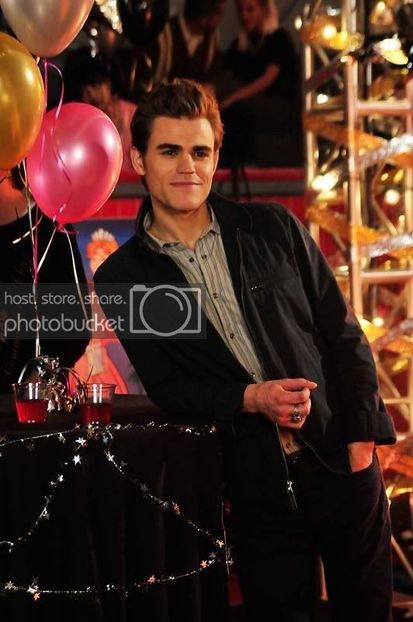 *ii da un balon cu Minnie Mouse pe care scrie Irina*La multi ani,nepotica..ce mare ai crescut!!*o - episodul 65