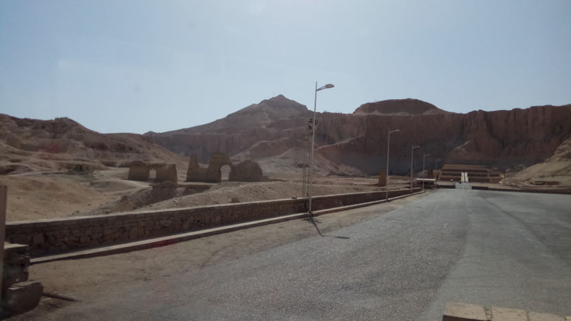 spre templul lui Hatshepsut - Valea Regilor 2019