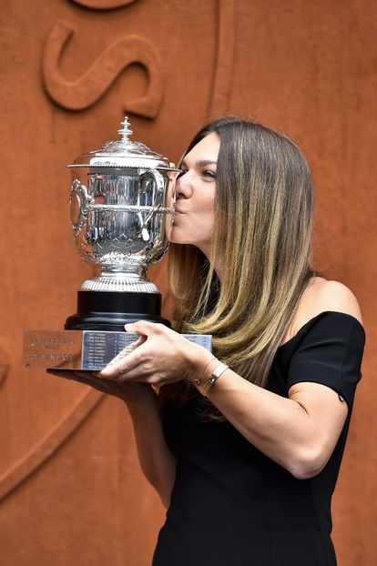 simona-halep-roland-garros-2018-trophy-photocall-6 - 00 Simona