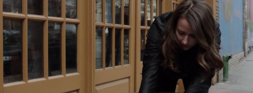 ▬ orasul. Dintr-o data se apleaca si cauta ceva in cos ceva ce pare a fi destul de important - ep 03 - Its just an empty voice screaming out for help