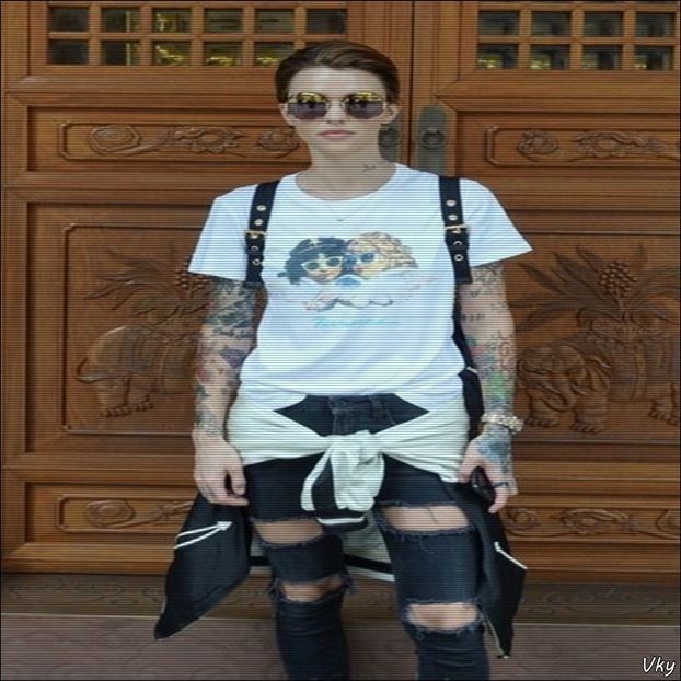 ▬ ❝O sa fie la loc decan, cand ii mai cresc lunile Sarei de gravidenie si trebuie sa cedeze locul.❞= - SO3xE06 And that feels so rough