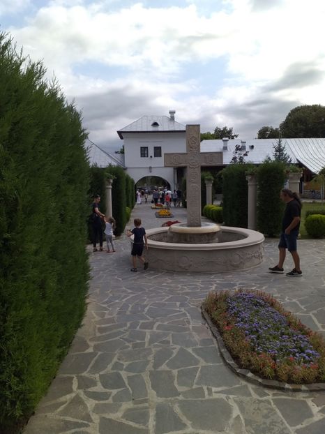  - Mânăstirea Dintr-un Lemn