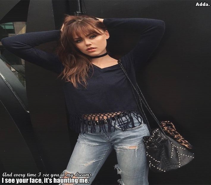 》*iese cu Cate din camera ei și se îndreaptă spre ieșirea din cămin, ieșind afară în campus* - SO3xE06 And that feels so rough