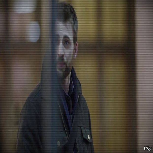 ▬ ❝Ia mai du-te-n pi@##a ma-tii.❞ Pleaca de acolo ca sa intre in cladirea. =)) - Epii 29 _ Put your hands in the air