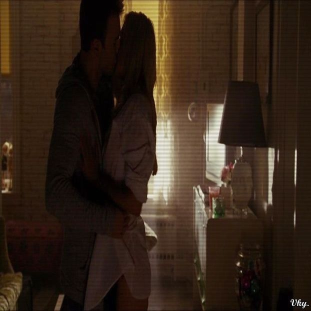 ▬ ❝Vorbesc foarte serios, asa a fost.❞ Ii ridica privirea si o saruta. - Epii 29 _ Put your hands in the air