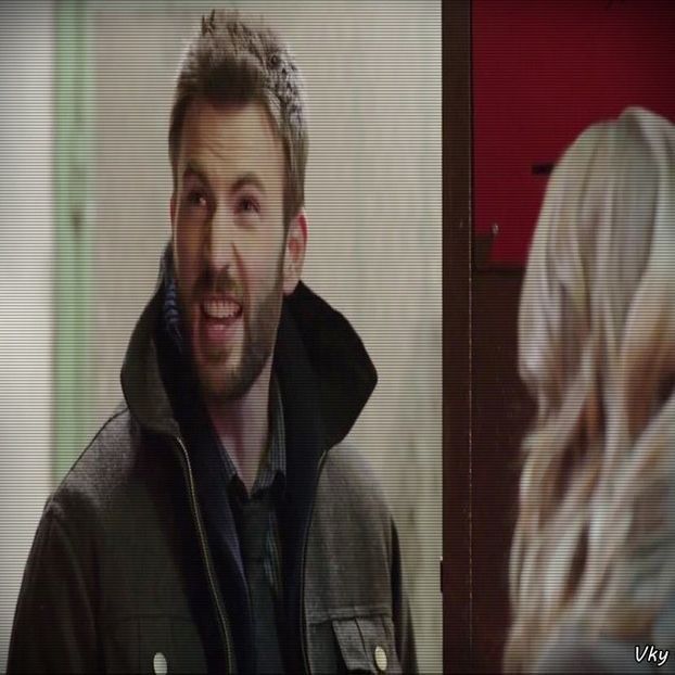 ▬ ❝Inca ma dezinfectez dupa ce pleci tu.❞ Se vede ca o spune la gluma si se stramba ca in poza.=)))) - Epii 29 _ Put your hands in the air