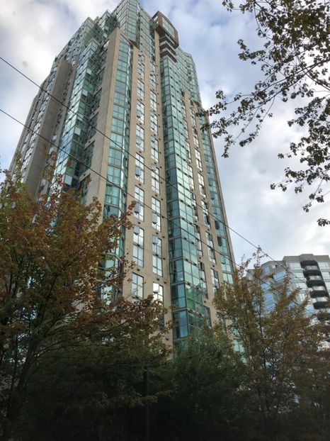 in acest bloc are Mari un apt - CANADA august 2019