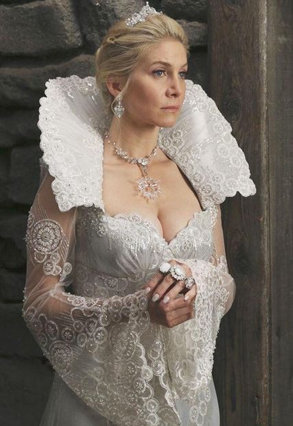 Elizabeth Mitchell-Snow Queen Sarah Fisher Ingrid - Once upon a time